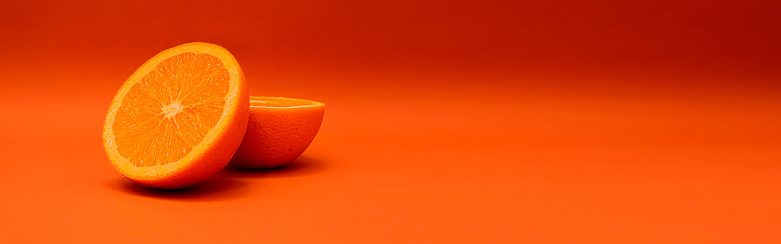 Decorative image: Image of an orange cut in half in Bankinter colors